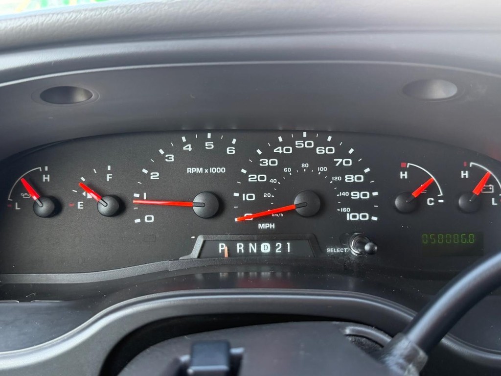 Ford E-350 15 Passenger Van Vehicle Full-screen Gallery Image 23