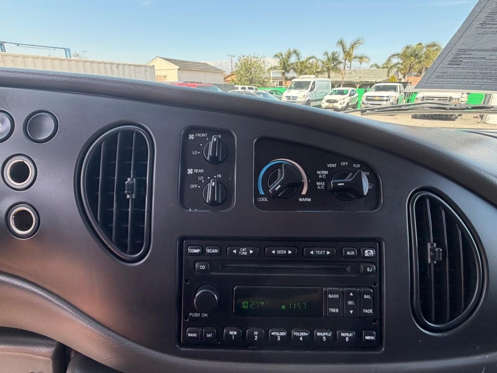 Ford E-350 15 Passenger Van Vehicle Full-screen Gallery Image 24