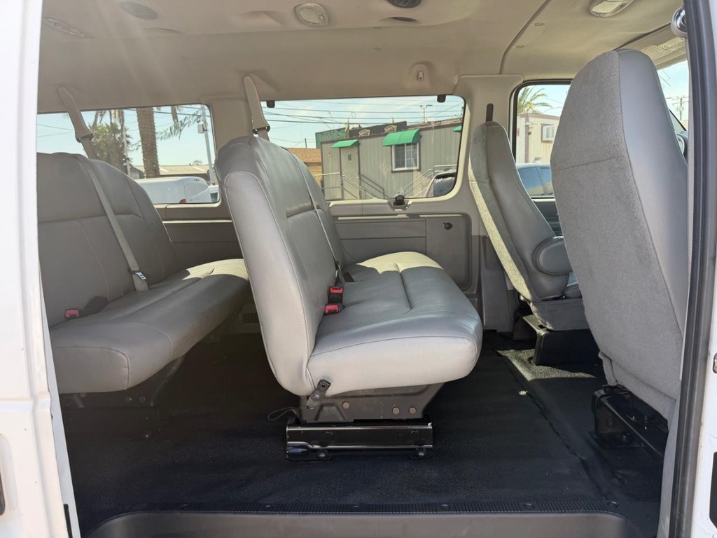 Ford E-350 15 Passenger Van Vehicle Full-screen Gallery Image 25