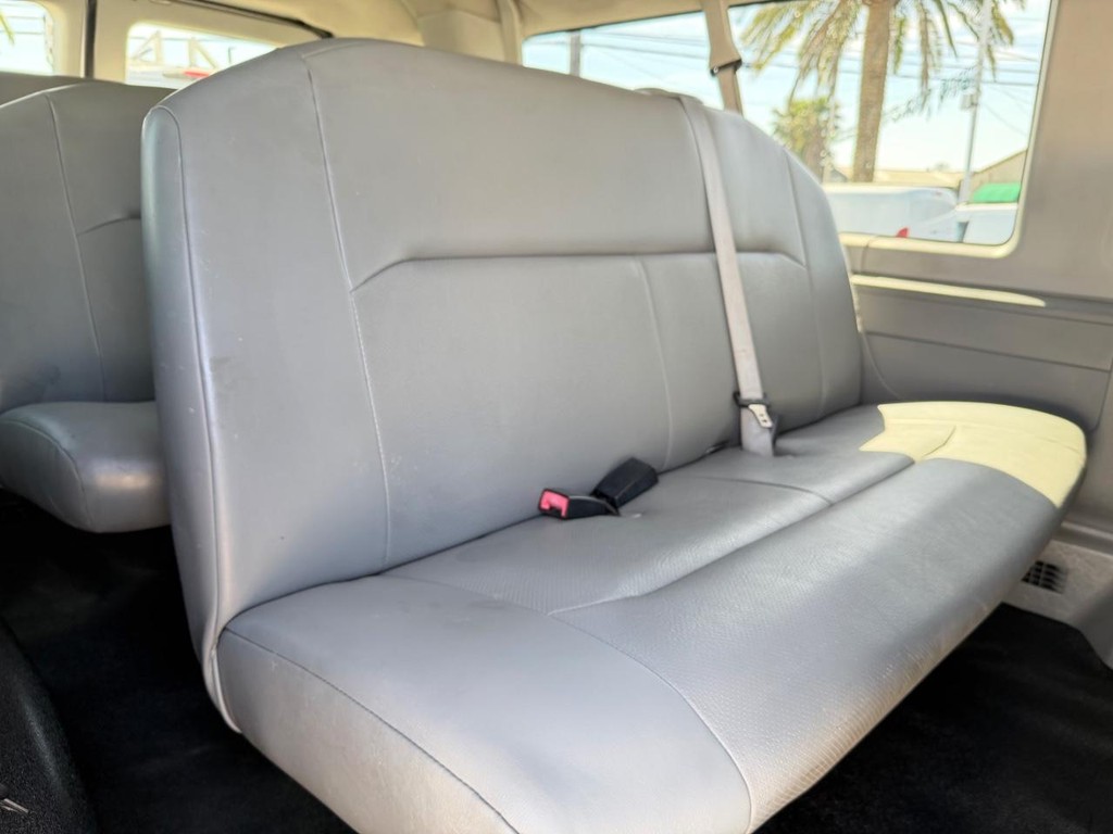 Ford E-350 15 Passenger Van Vehicle Full-screen Gallery Image 28