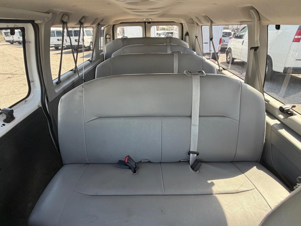 Ford E-350 15 Passenger Van Vehicle Full-screen Gallery Image 31