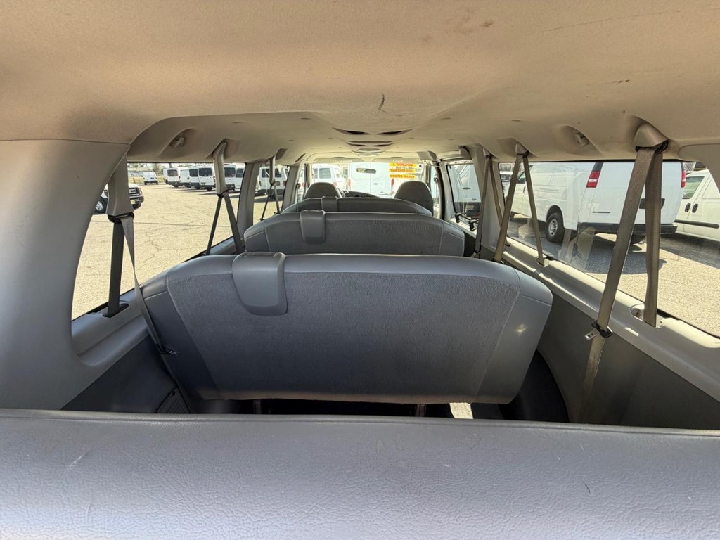 Ford E-350 15 Passenger Van Vehicle Full-screen Gallery Image 32