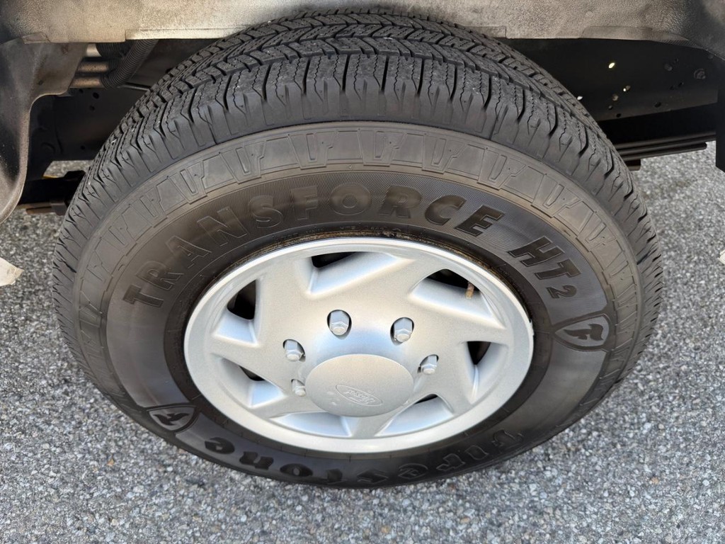 Ford E-350 15 Passenger Van Vehicle Full-screen Gallery Image 34