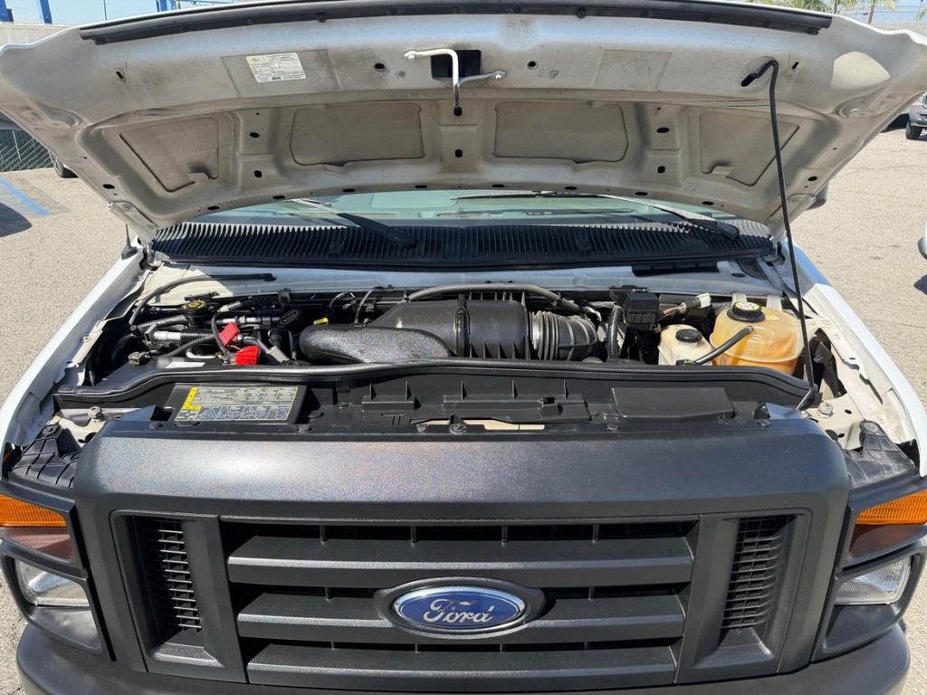 Ford E-350 15 Passenger Van Vehicle Full-screen Gallery Image 35