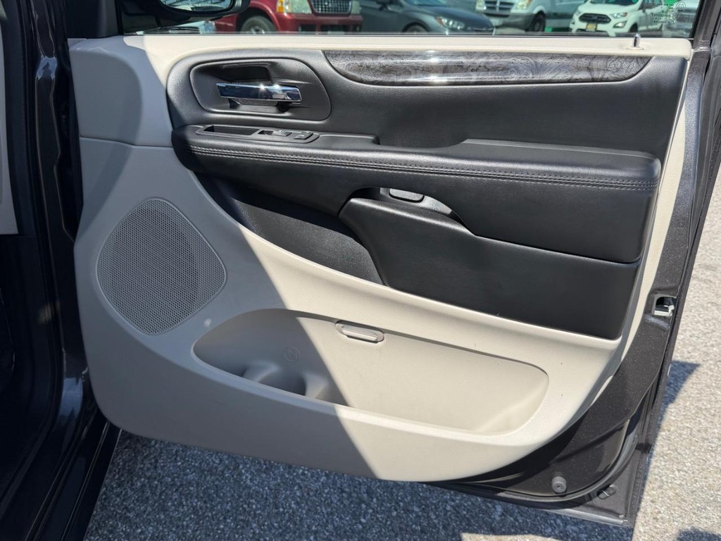 Dodge Grand Caravan Vehicle Full-screen Gallery Image 19