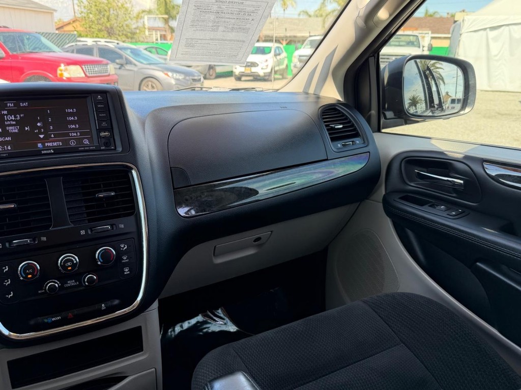 Dodge Grand Caravan Vehicle Full-screen Gallery Image 26