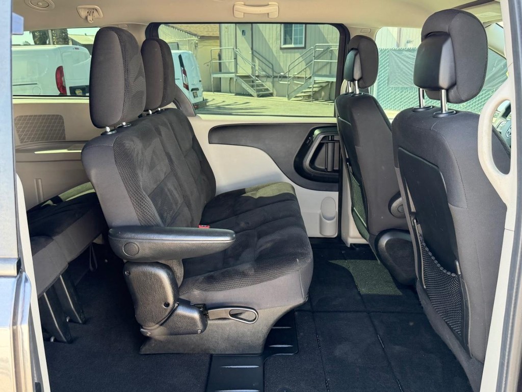 Dodge Grand Caravan Vehicle Full-screen Gallery Image 36