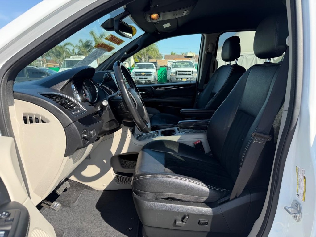 Dodge Grand Caravan Vehicle Full-screen Gallery Image 17