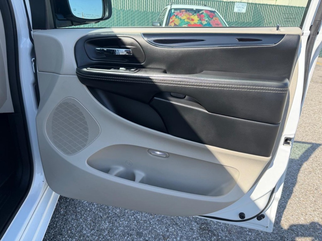 Dodge Grand Caravan Vehicle Full-screen Gallery Image 19