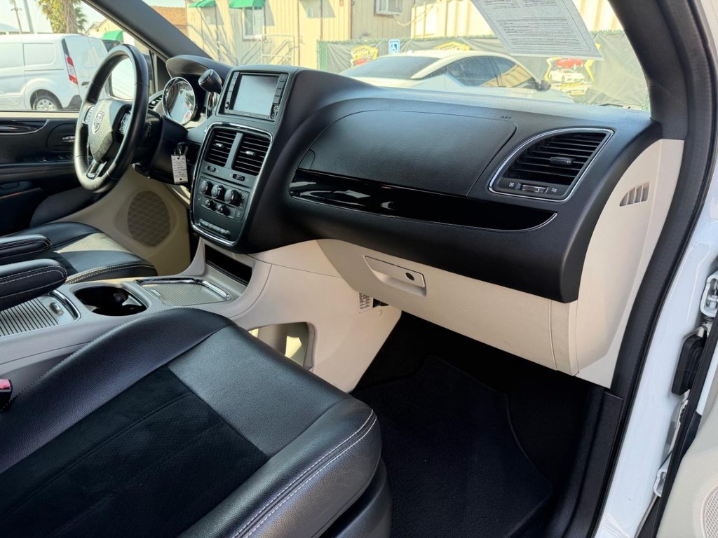 Dodge Grand Caravan Vehicle Full-screen Gallery Image 20