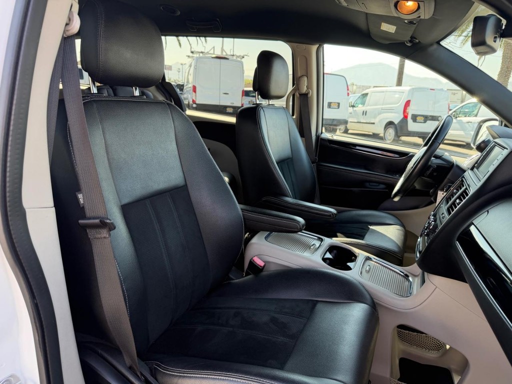 Dodge Grand Caravan Vehicle Full-screen Gallery Image 22