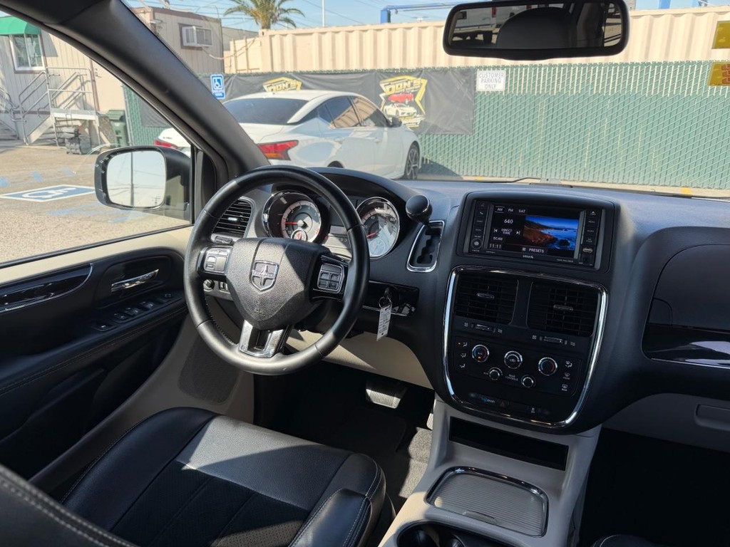 Dodge Grand Caravan Vehicle Full-screen Gallery Image 24