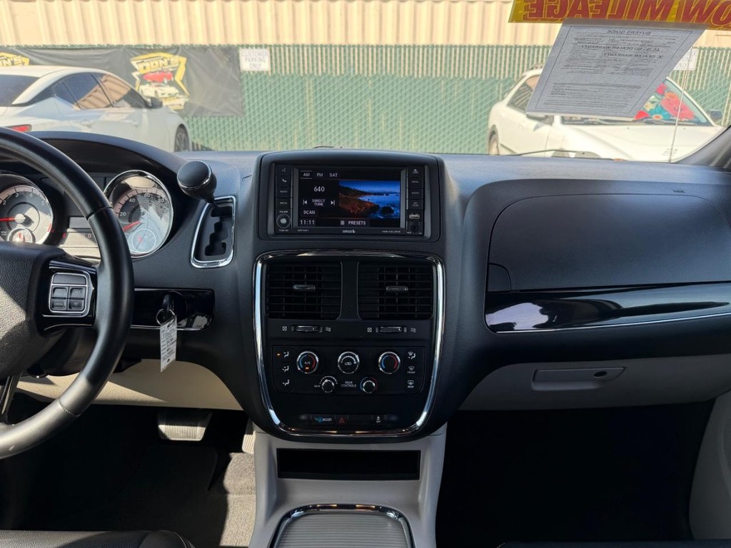 Dodge Grand Caravan Vehicle Full-screen Gallery Image 25