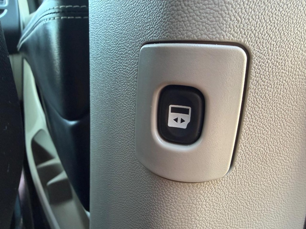 Dodge Grand Caravan Vehicle Full-screen Gallery Image 36