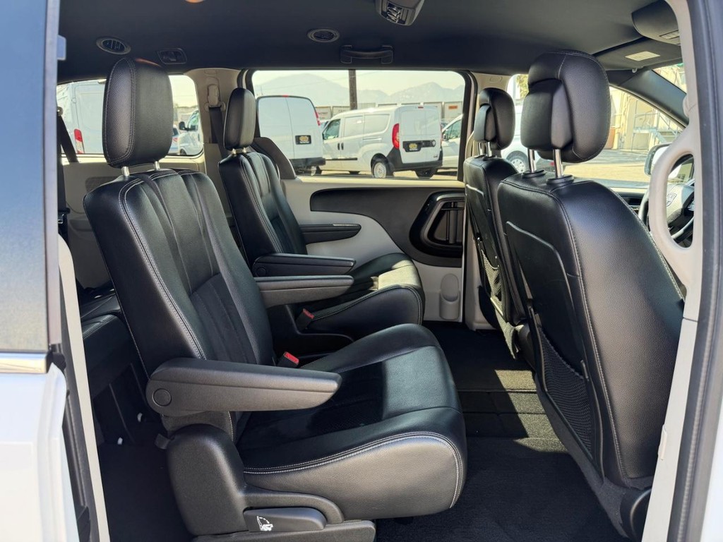 Dodge Grand Caravan Vehicle Full-screen Gallery Image 37