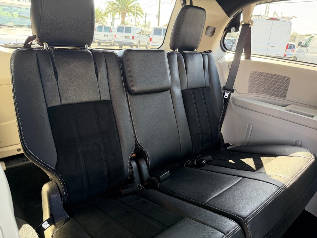 Dodge Grand Caravan Vehicle Full-screen Gallery Image 39