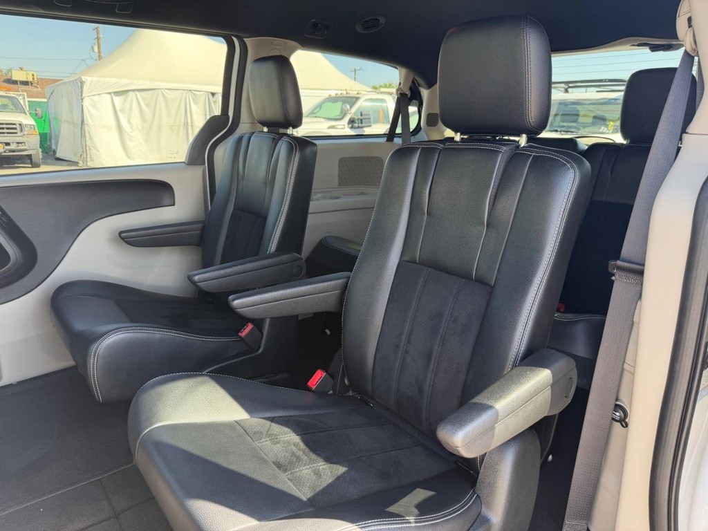 Dodge Grand Caravan Vehicle Full-screen Gallery Image 42