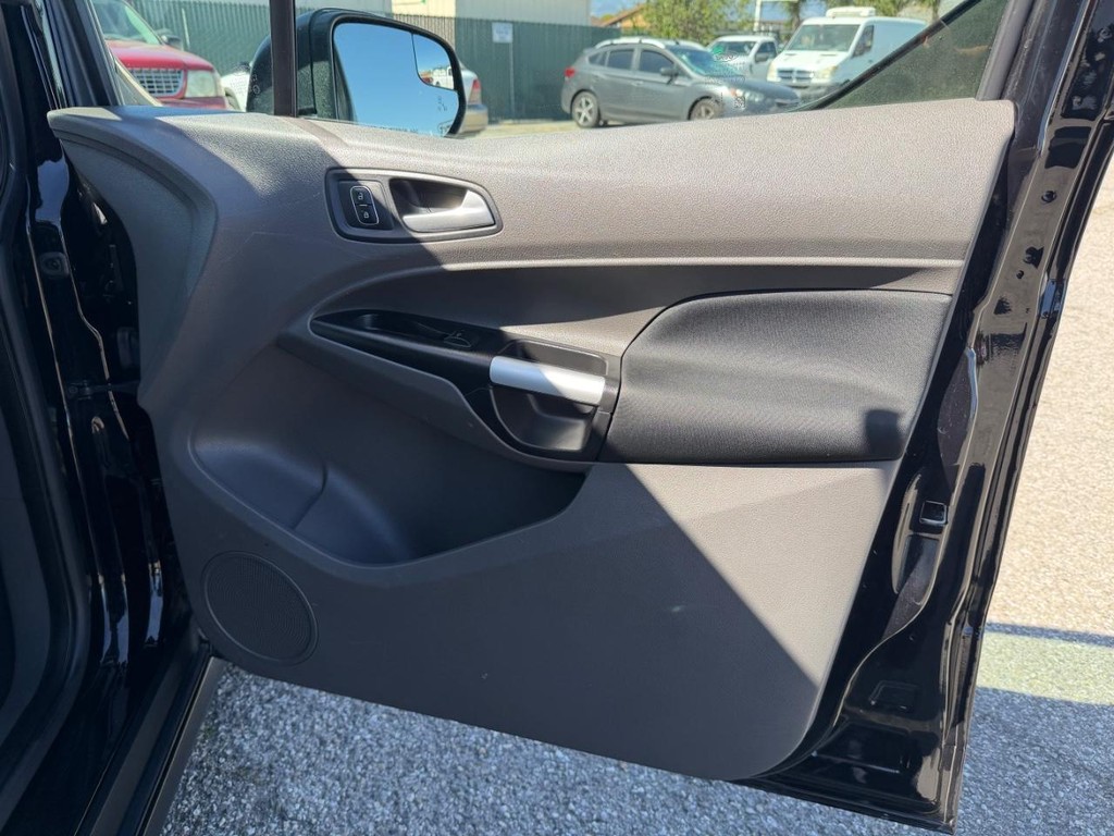 Ford Transit Connect Vehicle Full-screen Gallery Image 29