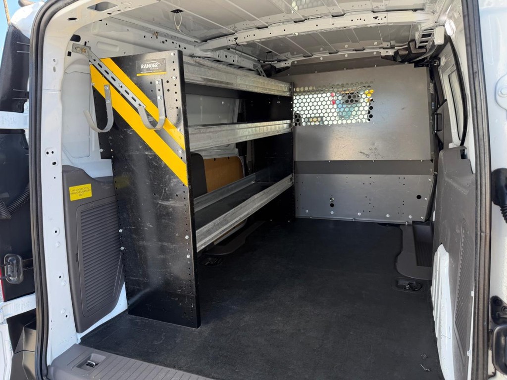 Ford Transit Connect Vehicle Full-screen Gallery Image 17