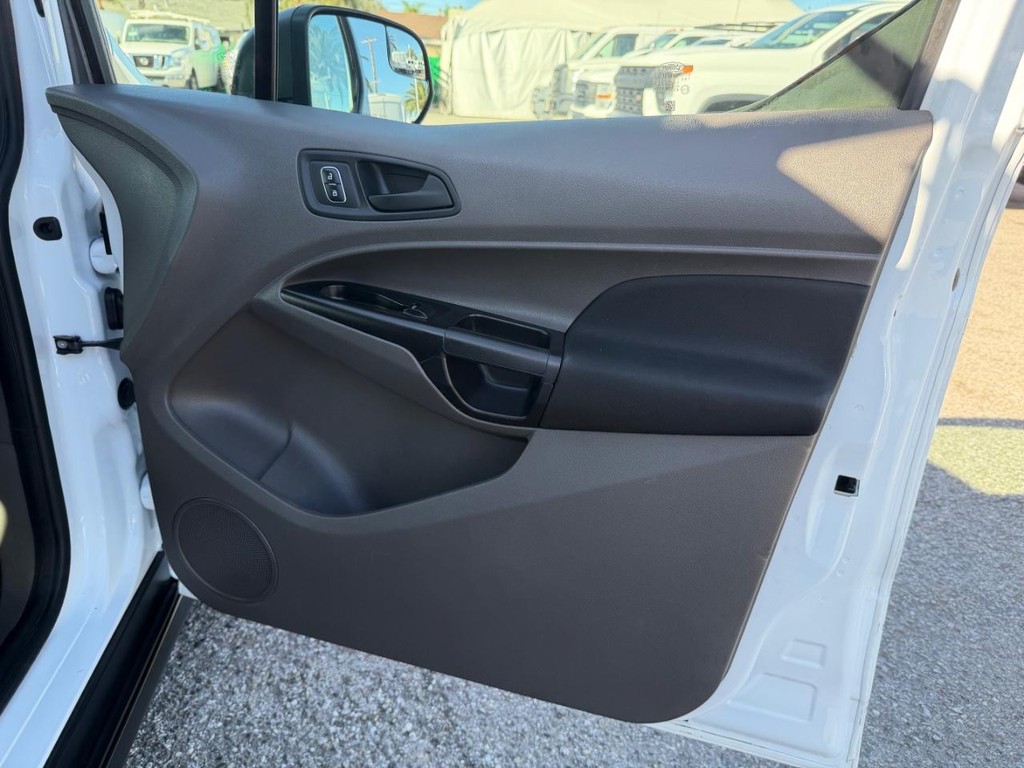 Ford Transit Connect Vehicle Full-screen Gallery Image 27