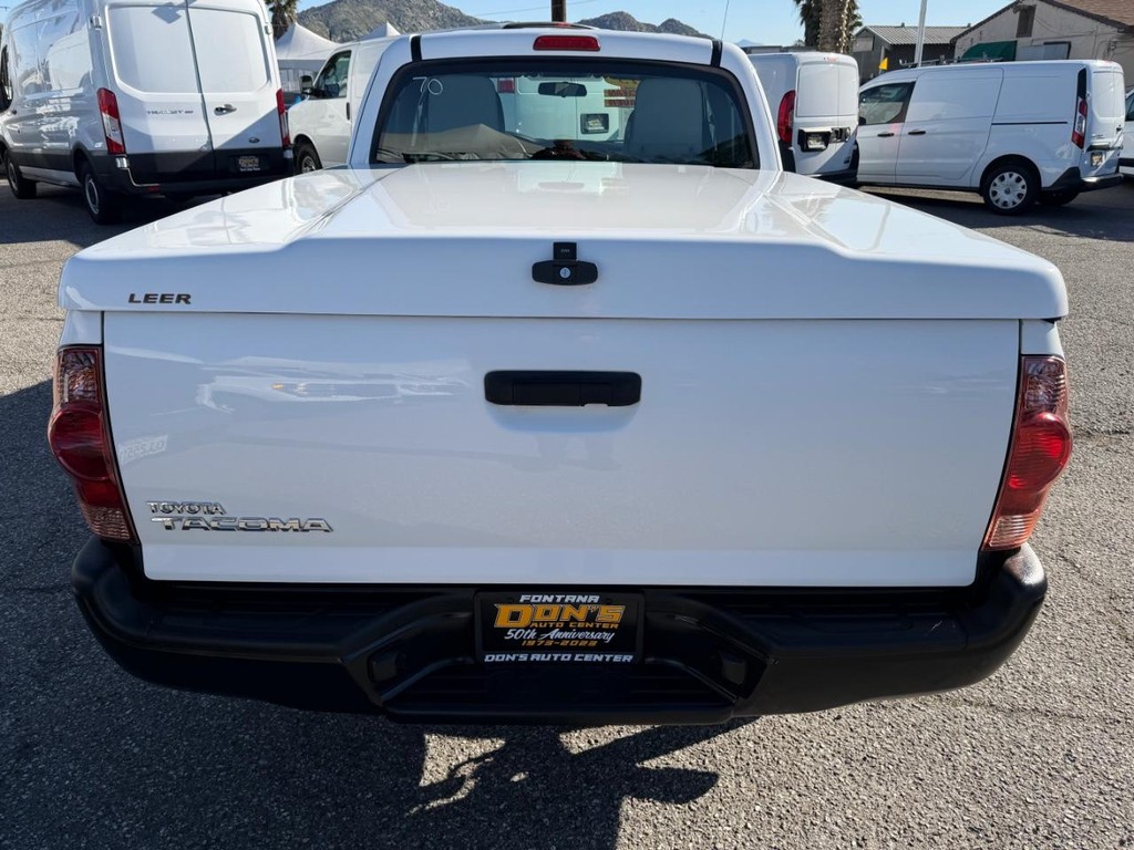 Toyota Tacoma Vehicle Full-screen Gallery Image 08