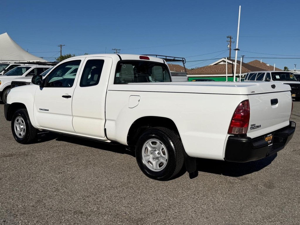 Toyota Tacoma Vehicle Full-screen Gallery Image 09