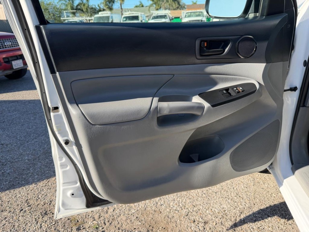 Toyota Tacoma Vehicle Full-screen Gallery Image 15