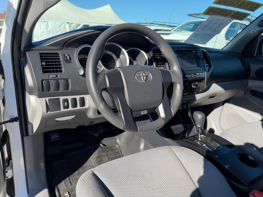 Toyota Tacoma Vehicle Full-screen Gallery Image 16