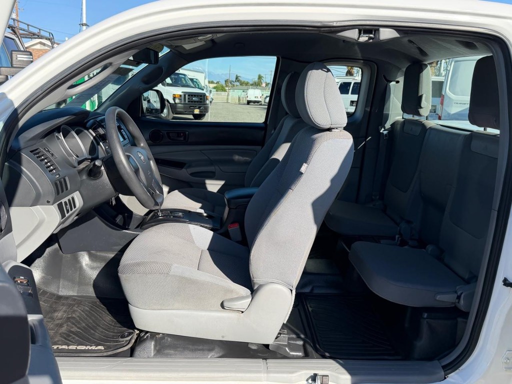 Toyota Tacoma Vehicle Full-screen Gallery Image 17