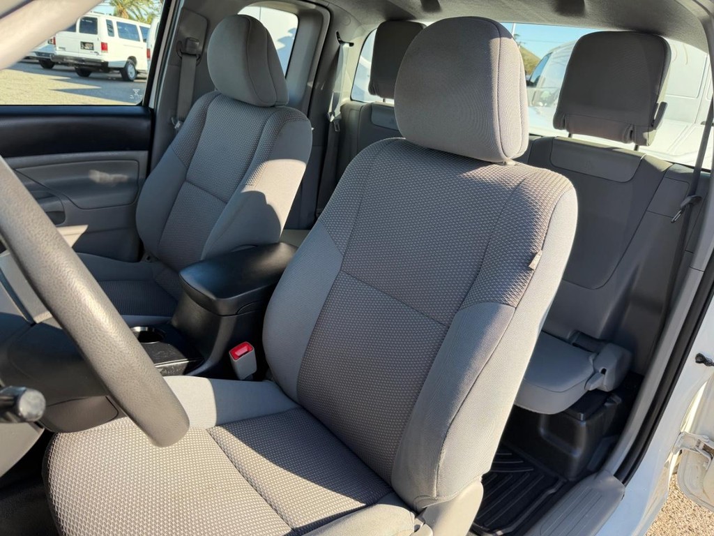 Toyota Tacoma Vehicle Full-screen Gallery Image 18