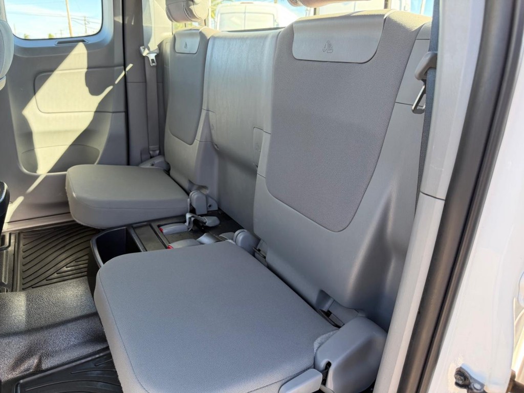 Toyota Tacoma Vehicle Full-screen Gallery Image 20