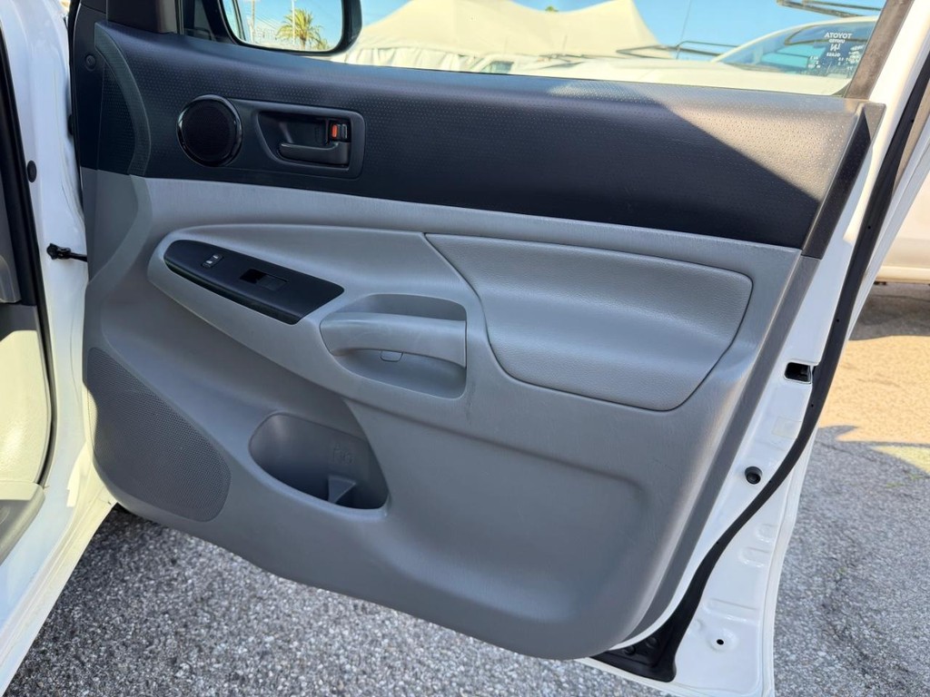 Toyota Tacoma Vehicle Full-screen Gallery Image 21