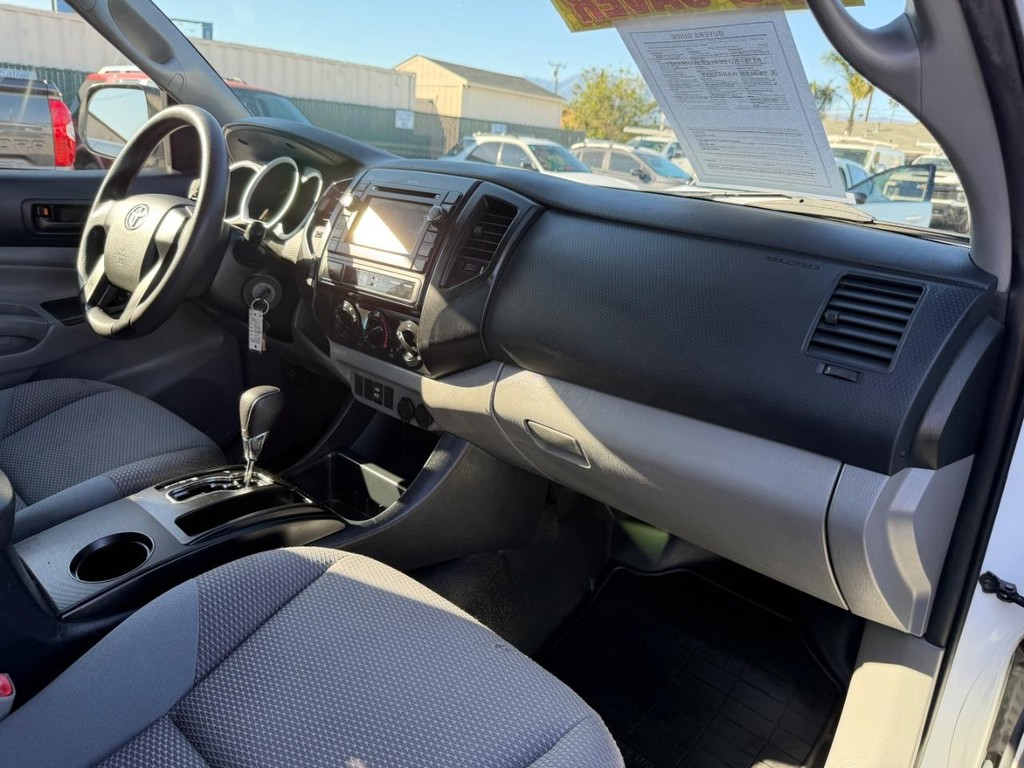 Toyota Tacoma Vehicle Full-screen Gallery Image 22