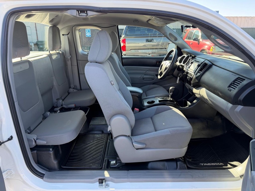 Toyota Tacoma Vehicle Full-screen Gallery Image 23