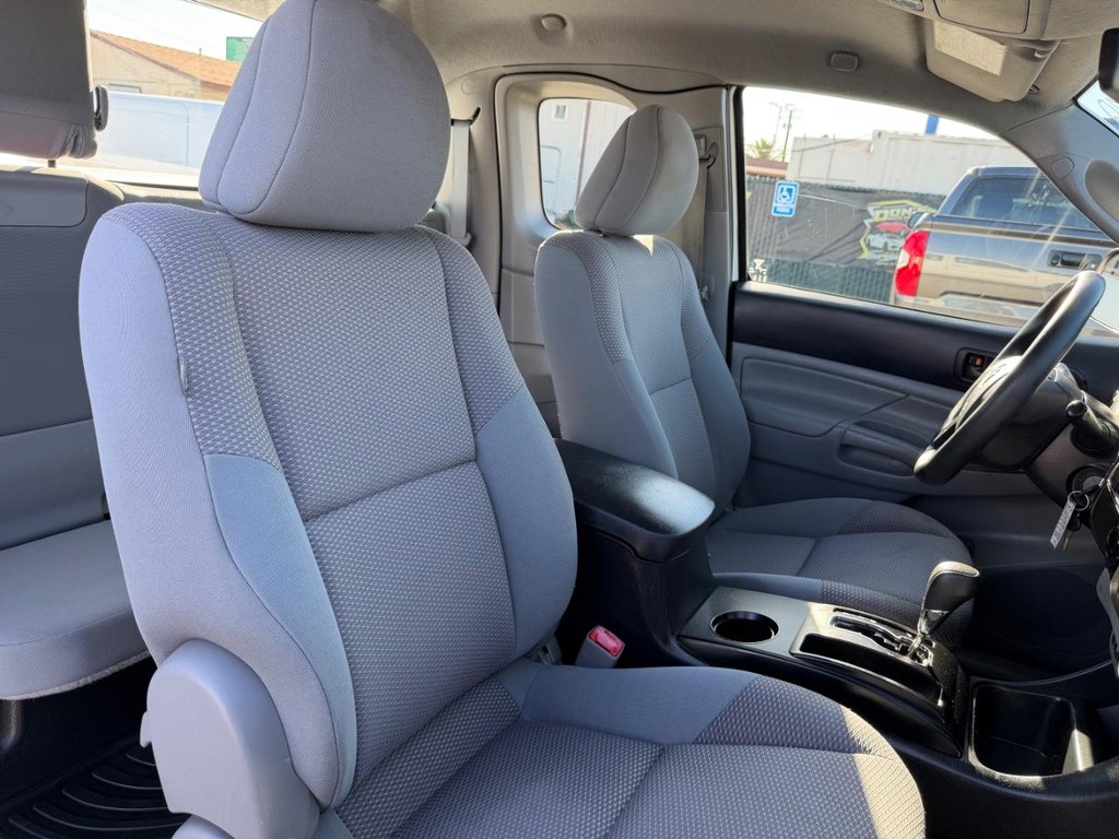 Toyota Tacoma Vehicle Full-screen Gallery Image 24