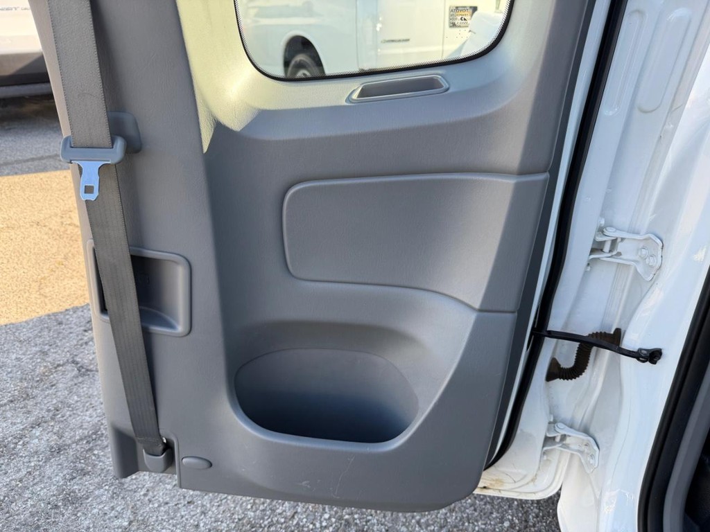 Toyota Tacoma Vehicle Full-screen Gallery Image 25