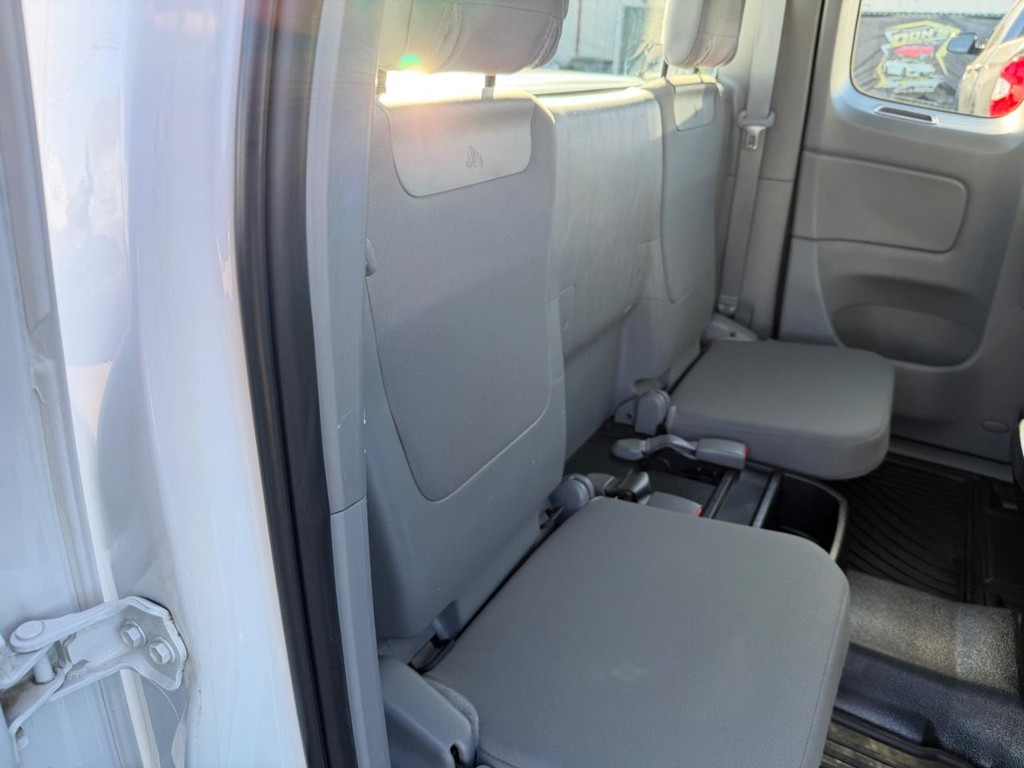 Toyota Tacoma Vehicle Full-screen Gallery Image 26