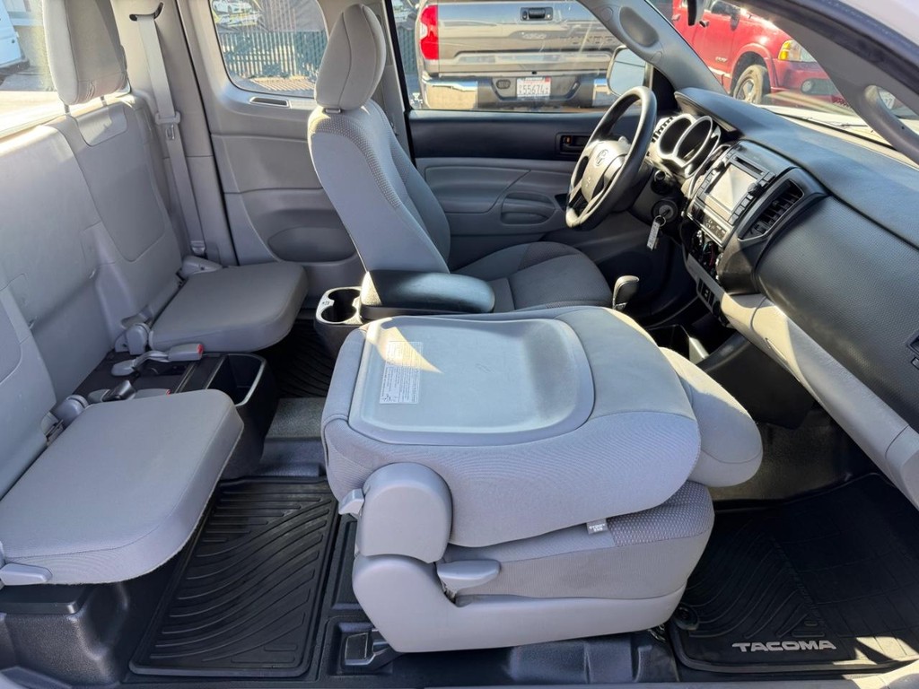 Toyota Tacoma Vehicle Full-screen Gallery Image 27