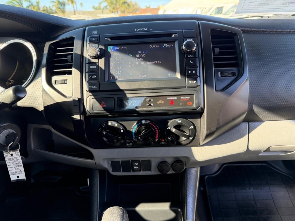 Toyota Tacoma Vehicle Full-screen Gallery Image 29