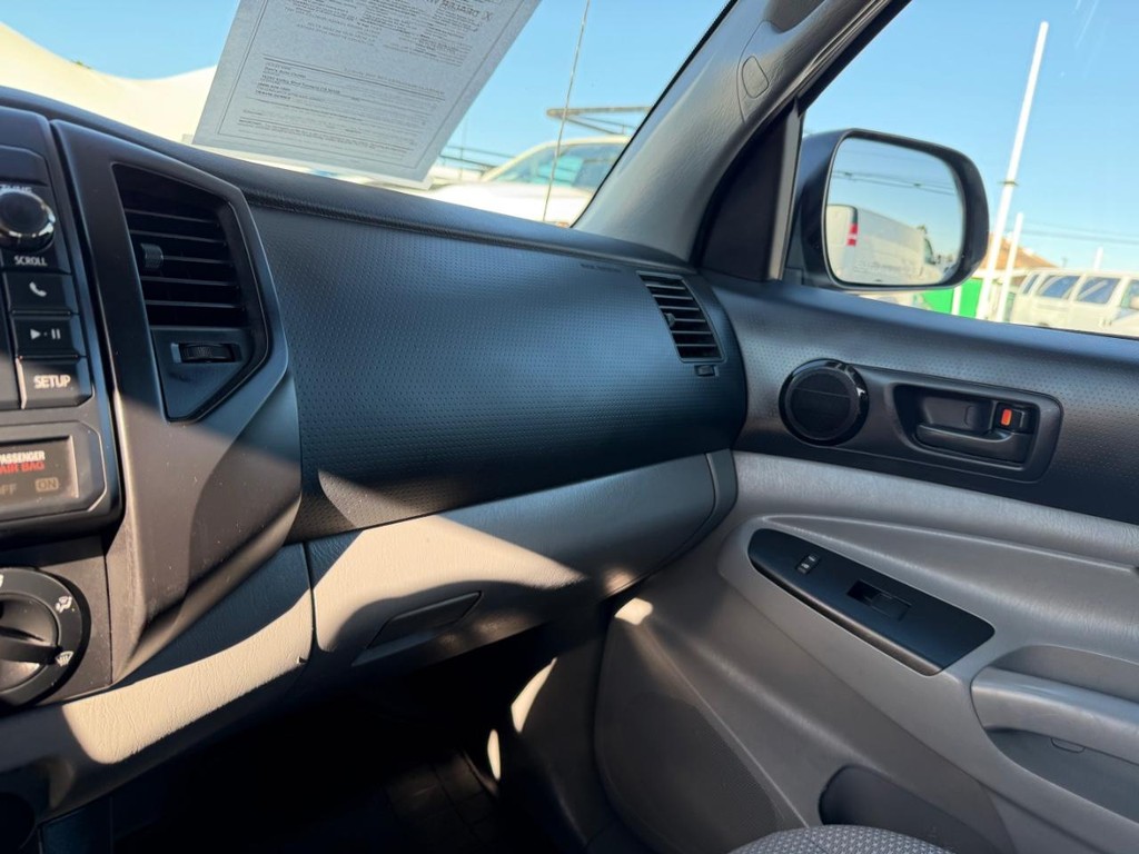 Toyota Tacoma Vehicle Full-screen Gallery Image 30