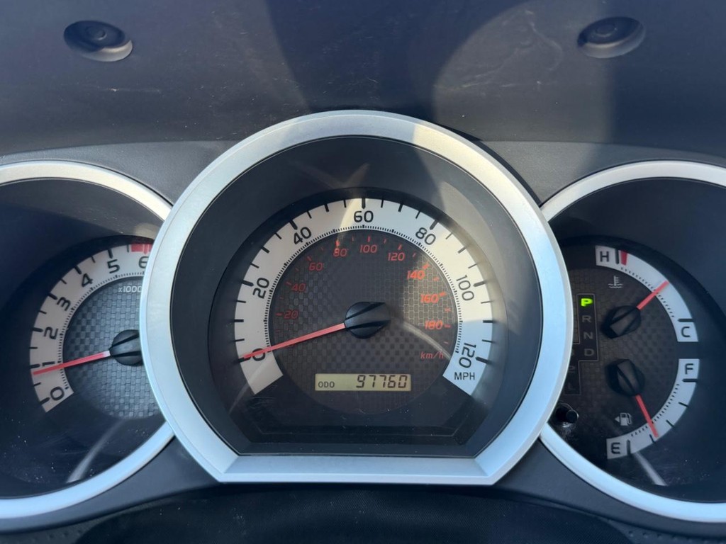 Toyota Tacoma Vehicle Full-screen Gallery Image 32