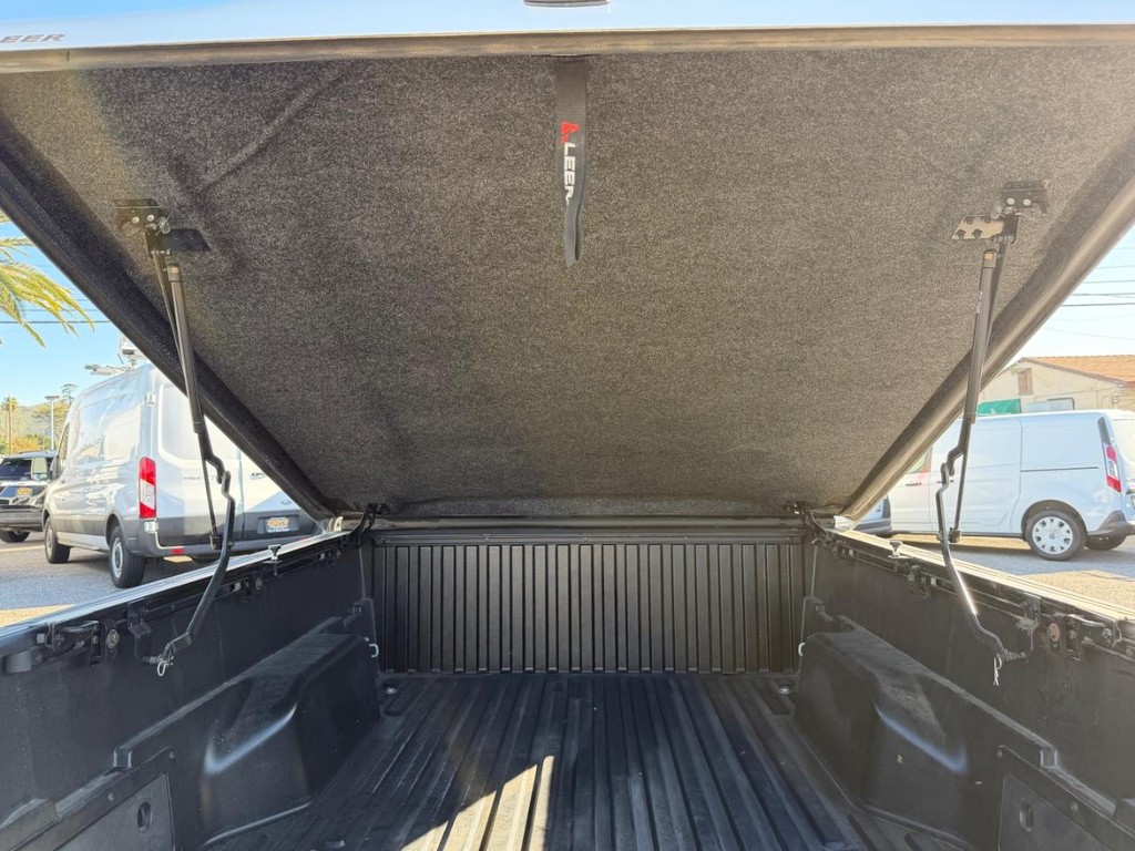 Toyota Tacoma Vehicle Full-screen Gallery Image 34