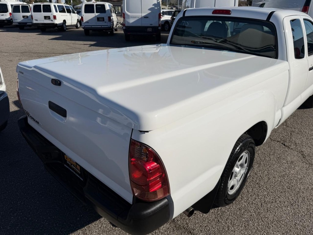 Toyota Tacoma Vehicle Full-screen Gallery Image 36