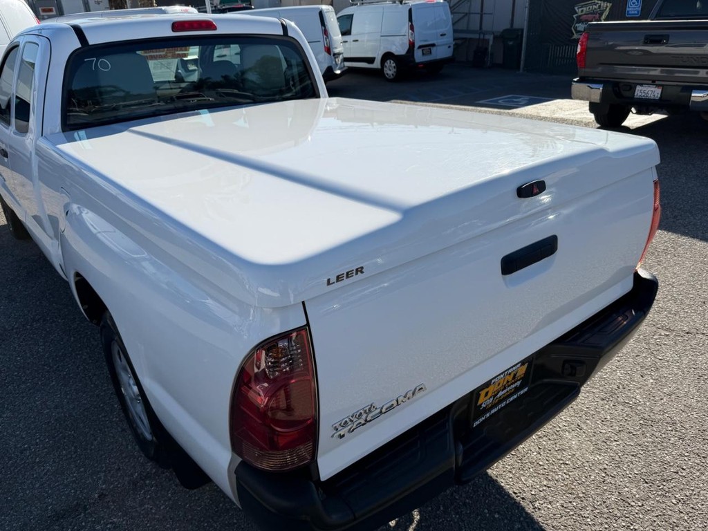 Toyota Tacoma Vehicle Full-screen Gallery Image 37