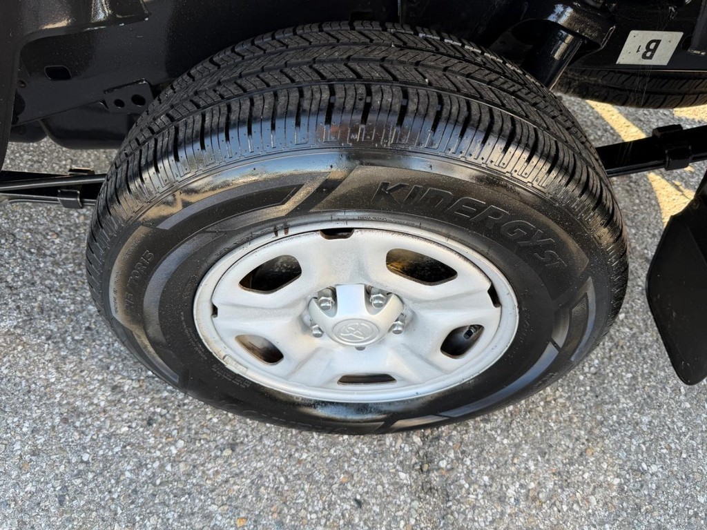 Toyota Tacoma Vehicle Full-screen Gallery Image 38