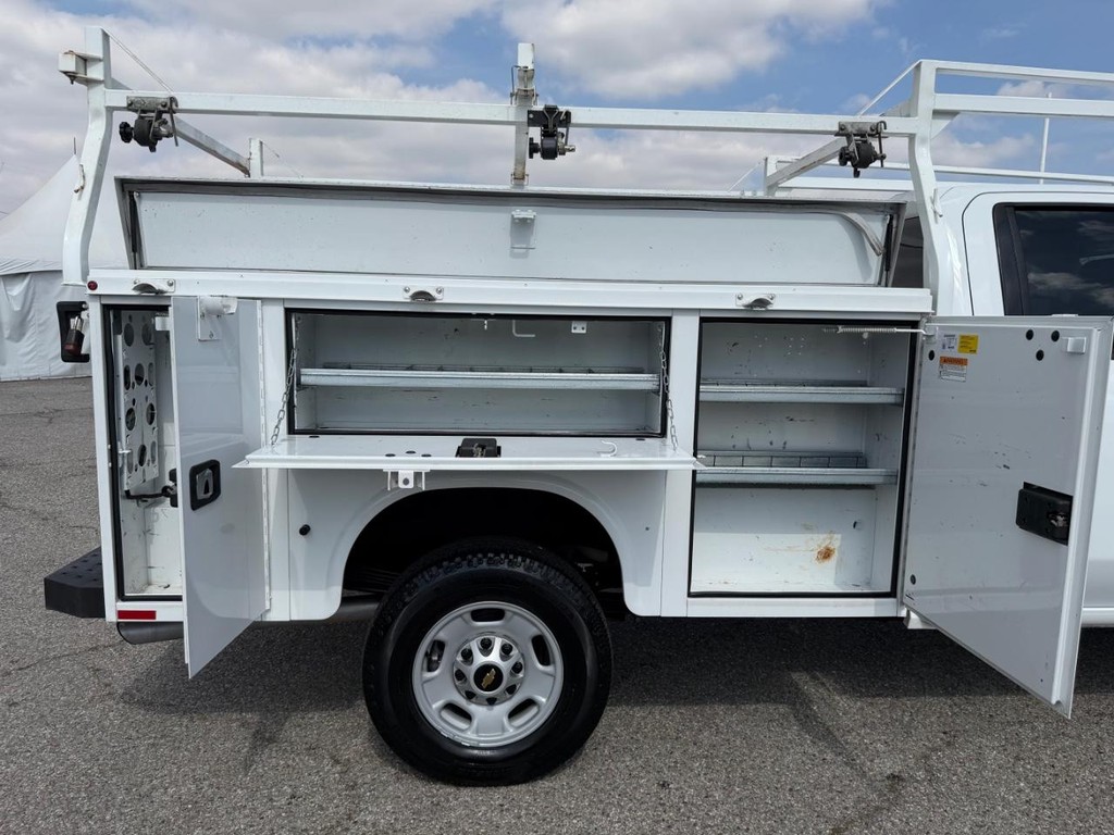 Chevrolet Silverado 2500HD Vehicle Full-screen Gallery Image 16