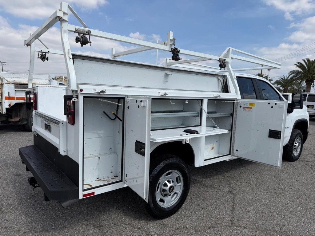 Chevrolet Silverado 2500HD Vehicle Full-screen Gallery Image 17