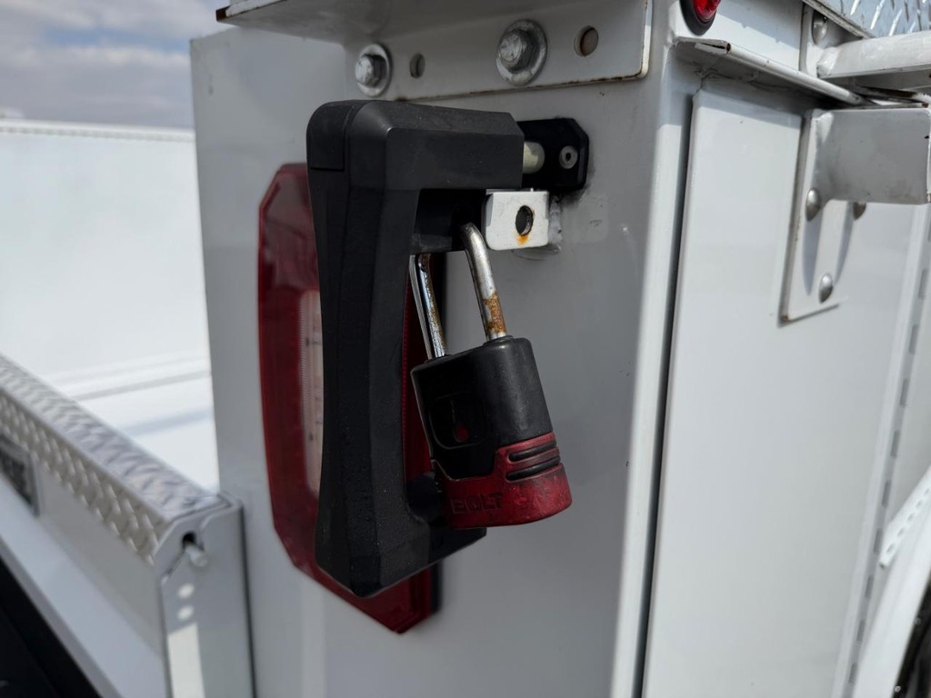 Chevrolet Silverado 2500HD Vehicle Full-screen Gallery Image 22