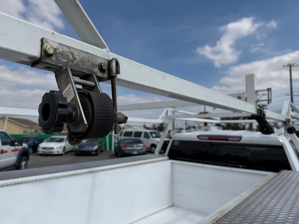 Chevrolet Silverado 2500HD Vehicle Full-screen Gallery Image 24