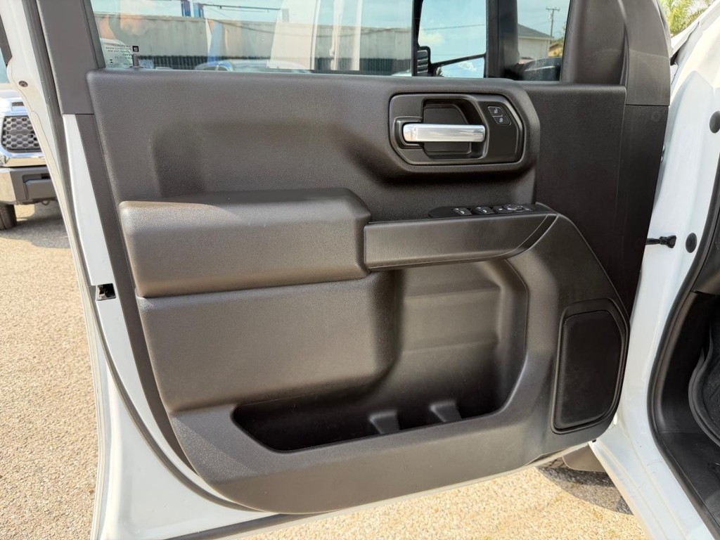 Chevrolet Silverado 2500HD Vehicle Full-screen Gallery Image 25